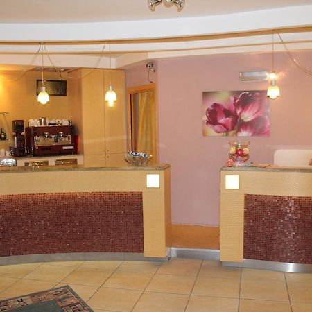 Hotel Oblio Римини Екстериор снимка