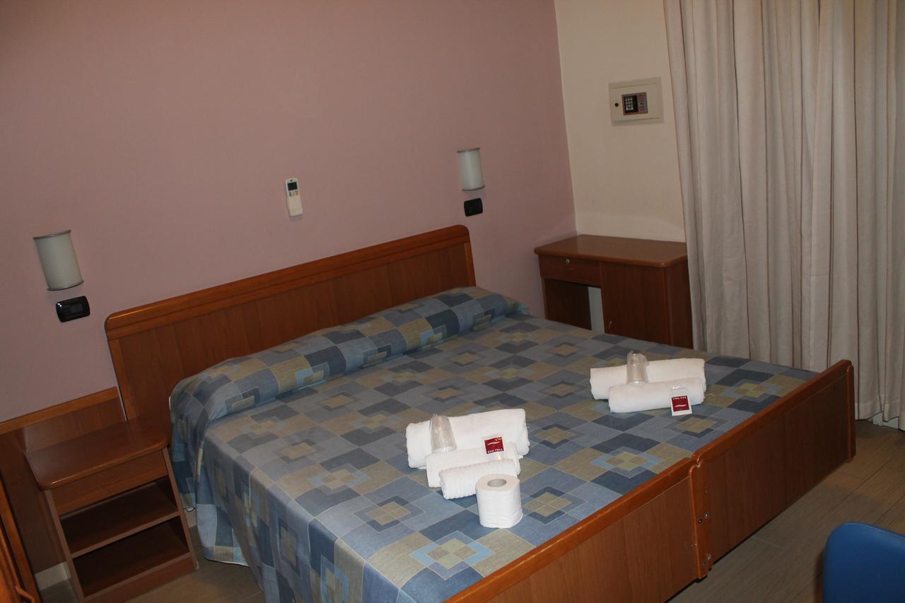 Hotel Oblio Римини Стая снимка