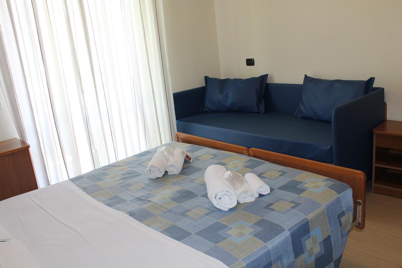 Hotel Oblio Римини Екстериор снимка
