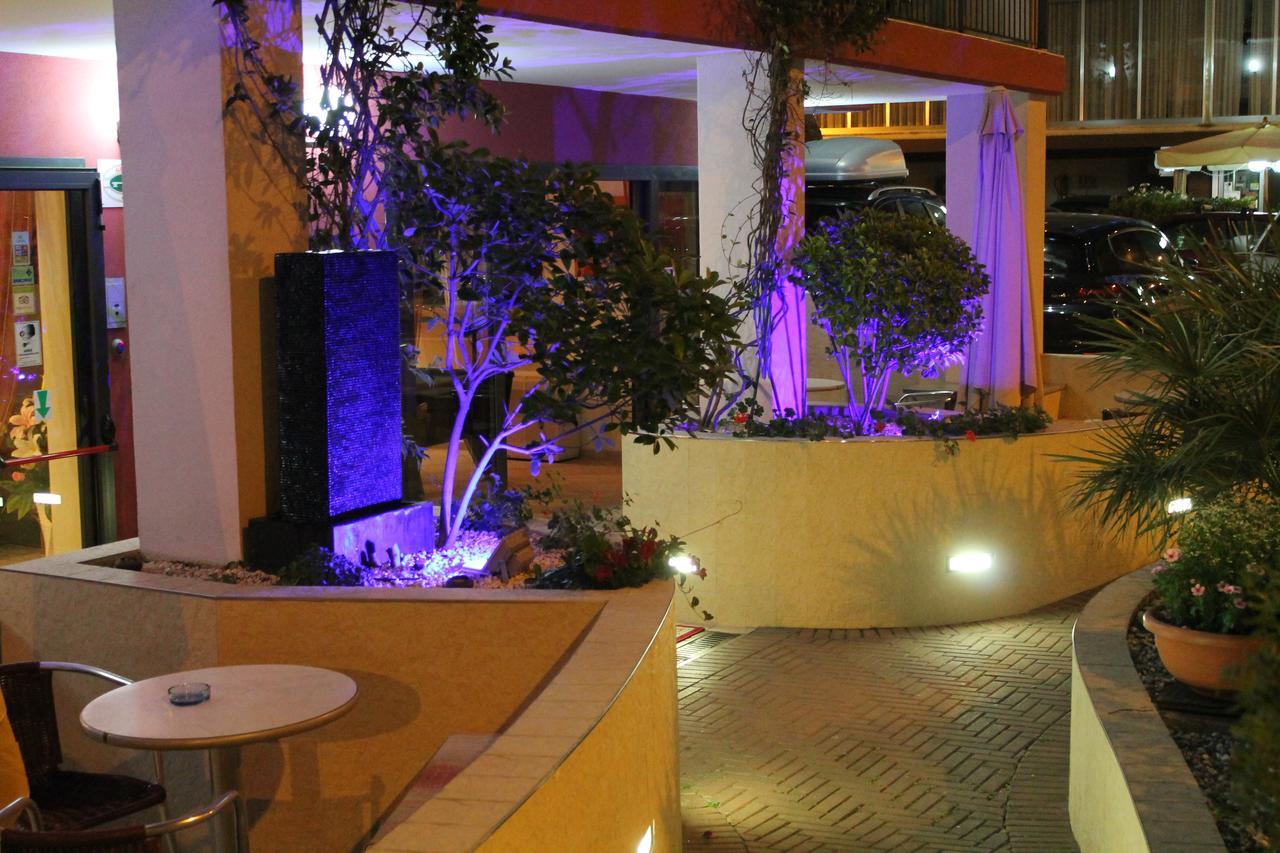 Hotel Oblio Римини Екстериор снимка