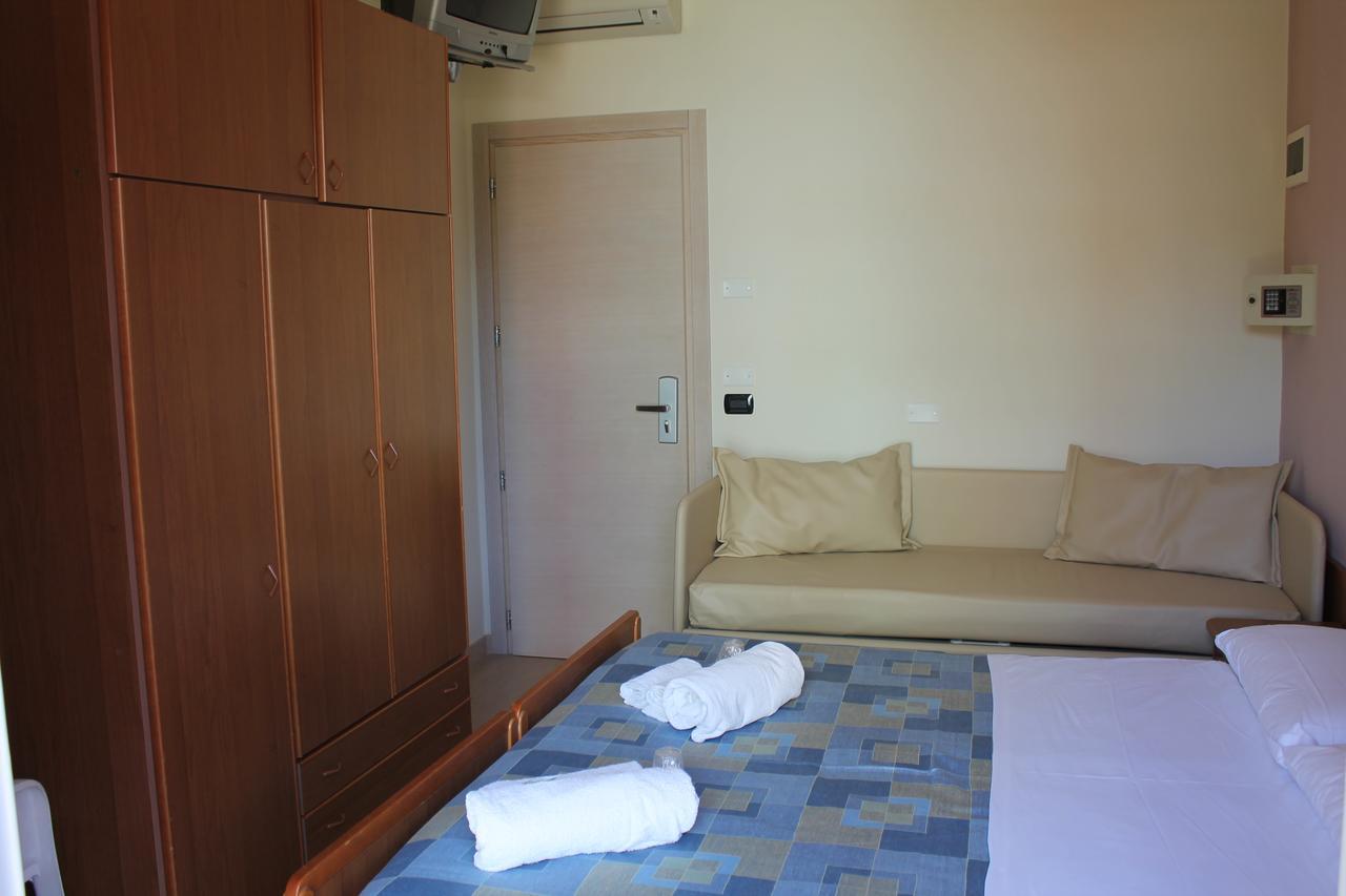 Hotel Oblio Римини Екстериор снимка