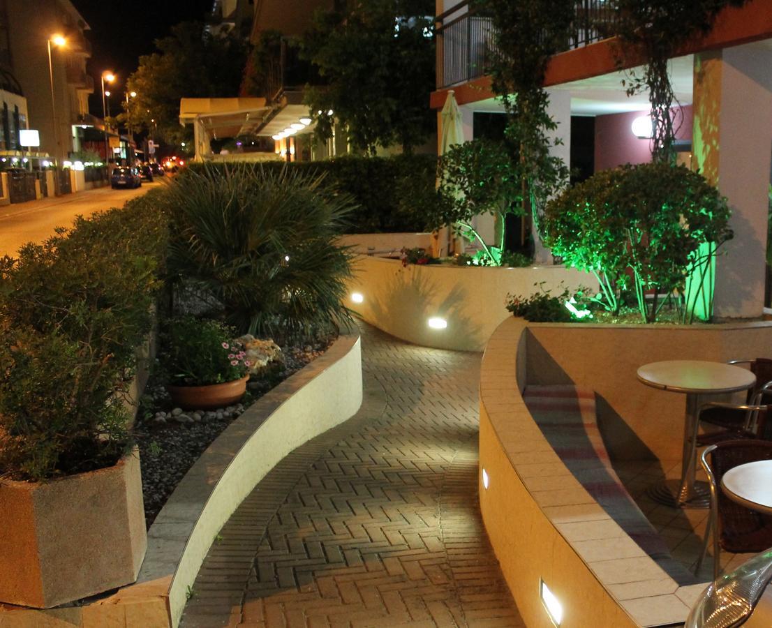Hotel Oblio Римини Екстериор снимка