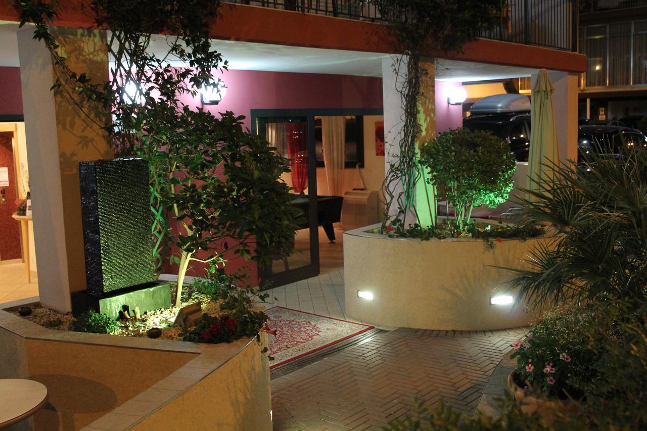 Hotel Oblio Римини Екстериор снимка